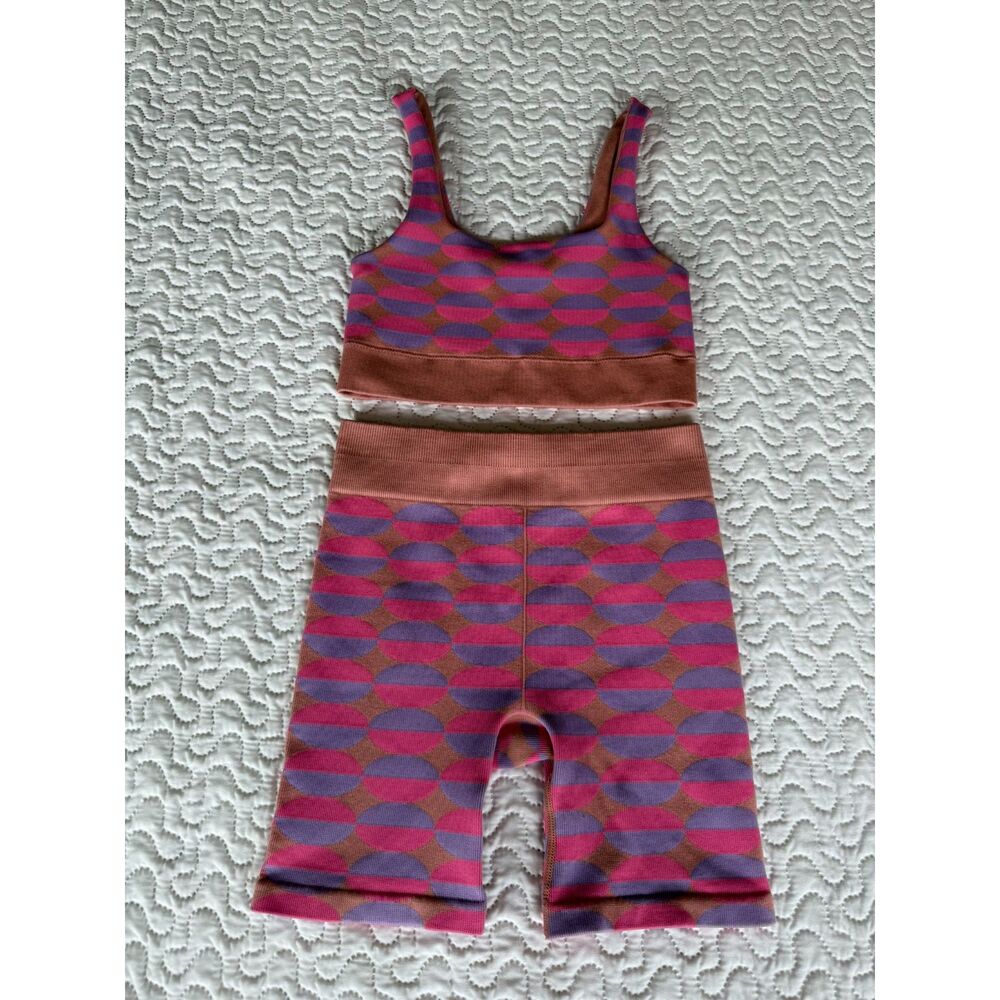 Fabletics Seamless Activewear Set Retro Geo Print Sports Bra & Biker Shorts Yoga